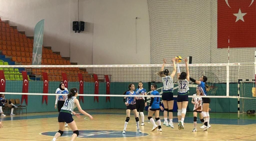 Çaykur Rizespor Genç Kızlar Voleybol Takımı'nın şampiyonluk sevinci