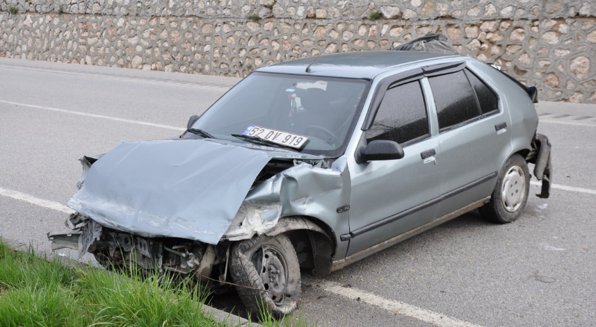 Amasya'da refüje çarpan otomobildeki 4 kişi yaralandı