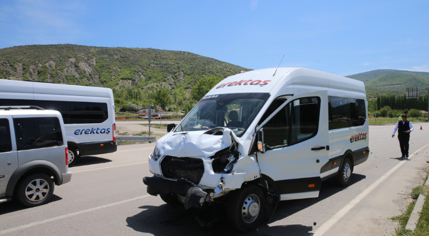 Tokat'ta yolcu minibüsü ile otomobil çarpıştı: 12 yaralı