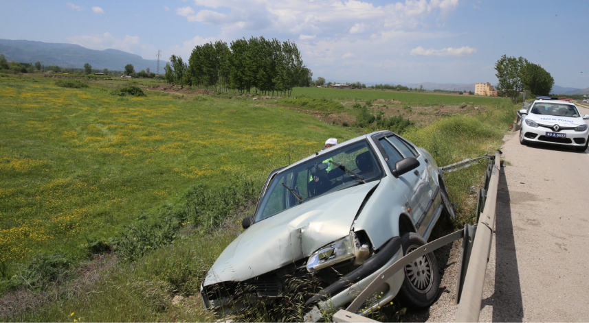 Tokat'ta bariyere çarpan otomobilin sürücüsü yaralandı