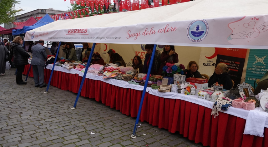 Trabzon'da depremzedeler için hayır panayırı düzenlendi