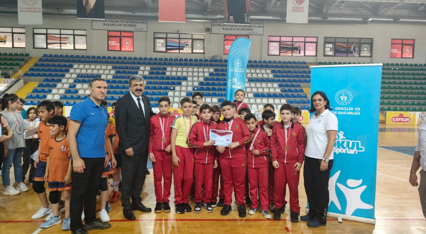 Hentbol Küçükler Yarı Finalleri Yeni Şehir Spor Salonu’nda tamamlandı