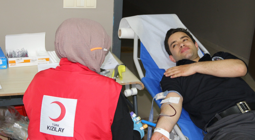 Polis adayları Rize'de kan bağışladılar