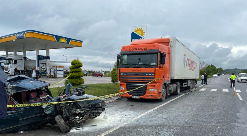 Samsun'da park halindeki tıra çarpan otomobildeki 3 kişi yaralandı