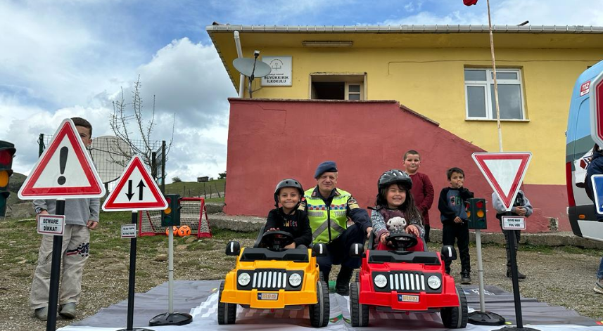 Samsun'da jandarma kırsalda yaşayan öğrencilere trafik eğitimi verdi