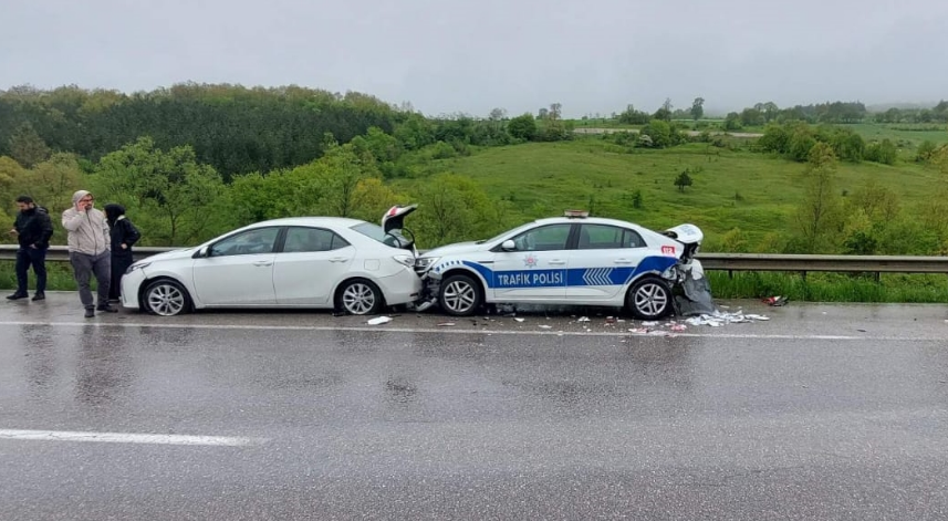 Samsun'da kazaya müdahale eden polis aracına çarpan otomobildeki 3 kişi yaralandı