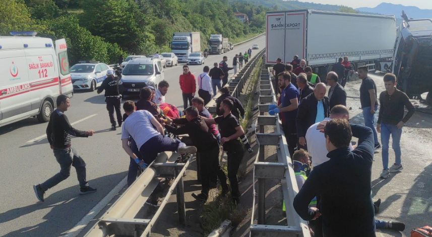 Tır, karayolunda temizlik yapan kamyona çarptı: 3 yaralı