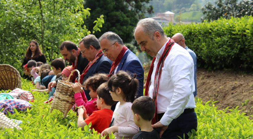 Rize protokolü minik öğrencilerle beraber çay bahçesine girdi