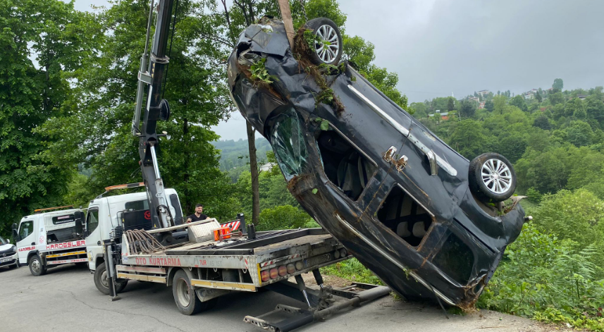 Rize'de şarampole yuvarlanan aracın sürücüsü yaralandı