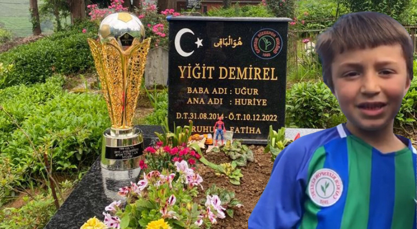 Rizespor’un şampiyonluk kupası minik Demirel’in kabrine götürüldü