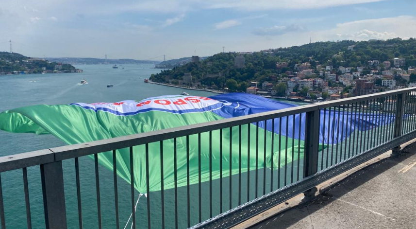 Çaykur Rizespor bayrağı FSM Köprüsü'nde de dalgalanıyor
