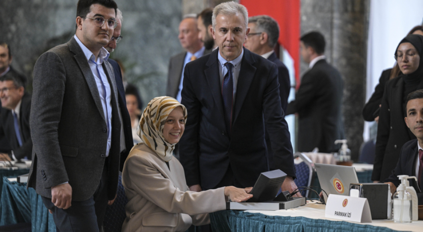 En genç milletvekili Rizeli Zehranur, çiçek ve çikolatayla karşılandı