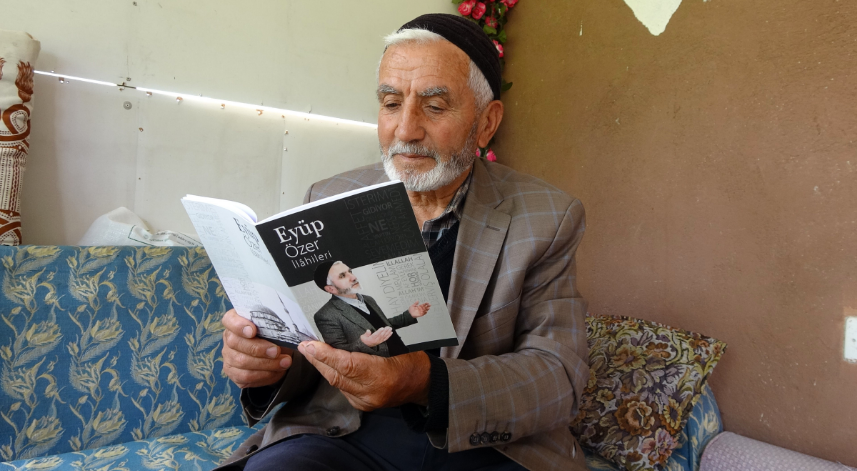 75 yaşındaki Eyüp Özer, 'Cumhurbaşkanı Erdoğan' sevgisini şiire döktü
