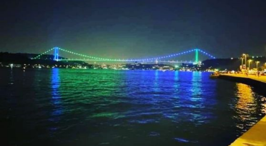 İstanbul Boğazı yeşil-mavi ile aydınlandı
