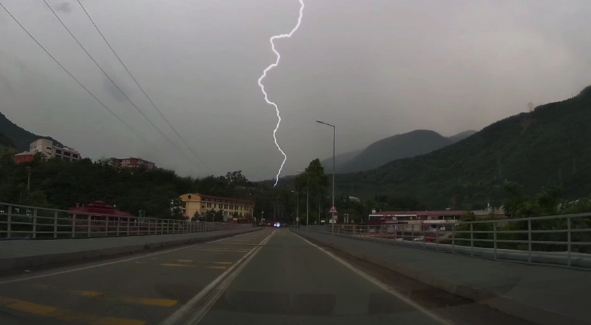 Artvin’de yıldırım düşme anı araç kamerasına yansıdı