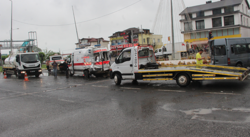 Tır, ambulans ve minibüsün karıştığı kazada 2 kişi yaralandı