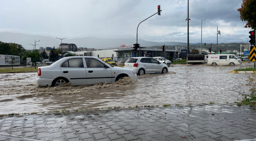 Tokat'ta şiddetli yağış taşkına neden oldu