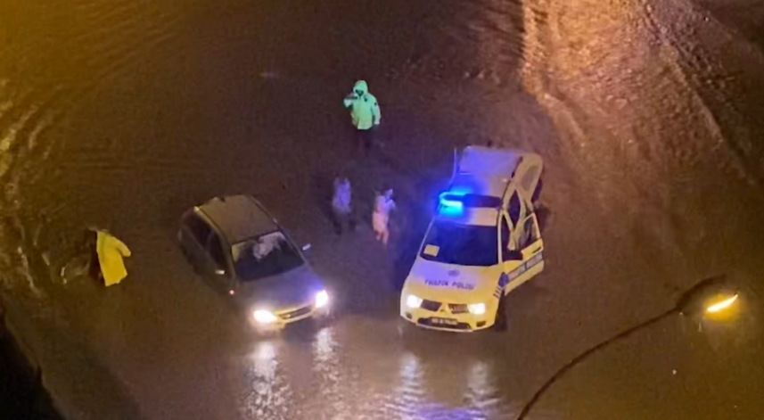 Göle dönen yolda mahsur kalan aracın imdadına trafik polisleri yetişti