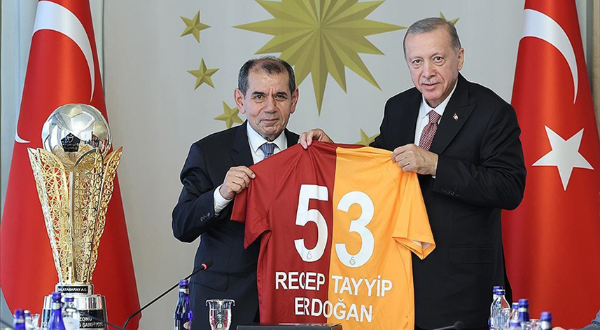 Cumhurbaşkanı Erdoğan’a Galatasaray'dan 53 Numaralı Forma Hediyesi	