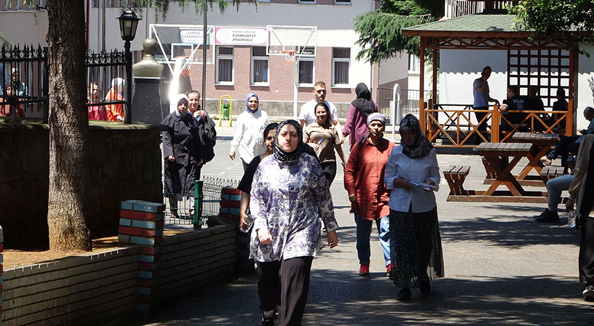 YKS’ye liseden yeni mezun olan öğrencilerin yanı sıra çok sayıda yetişkininin de girmesi dikkat çekt