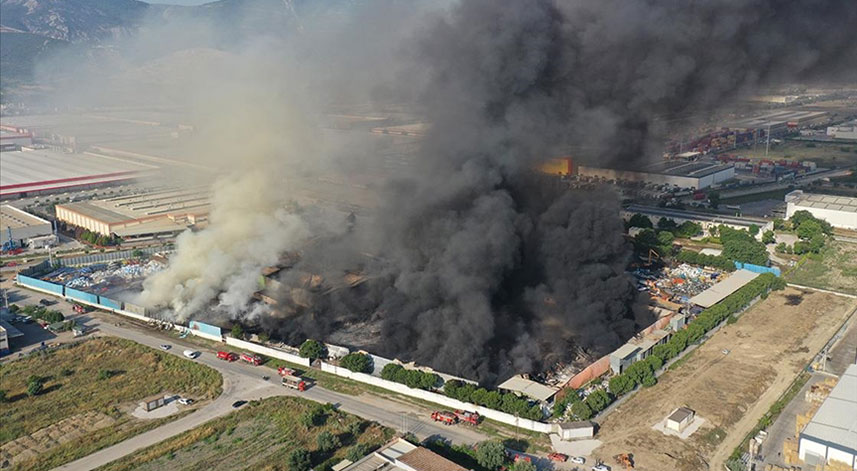 Manisa'da fabrikada çıkan yangın, 16 saattir sürüyor