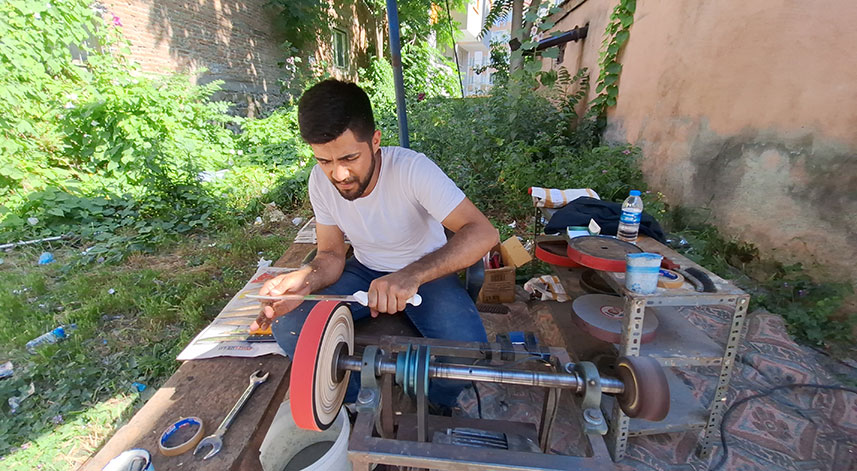 Bıçak bileme yaparak ek gelir elde ediyor