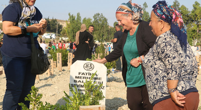 Hatay'da ilk bayram ziyareti deprem mezarlığına oldu