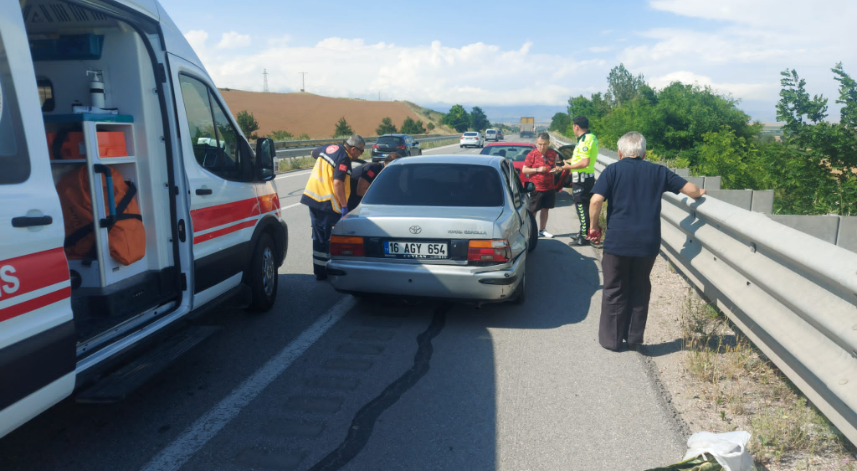 Amasya'da bariyere çarpan otomobildeki 5 kişi yaralandı