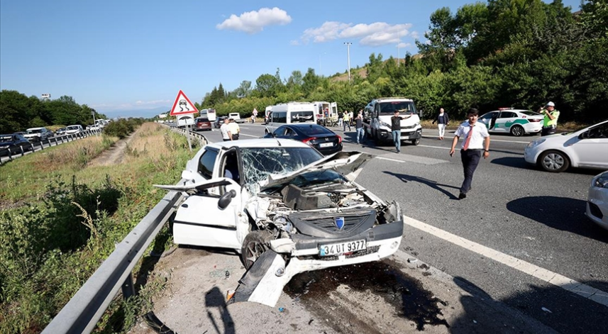 Anadolu Otoyolu'nun Düzce kesiminde zincirleme trafik kazasında 13 kişi yaralandı