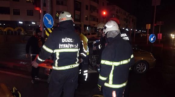 Kavşakta iki otomobil çarpıştı: 2 yaralı