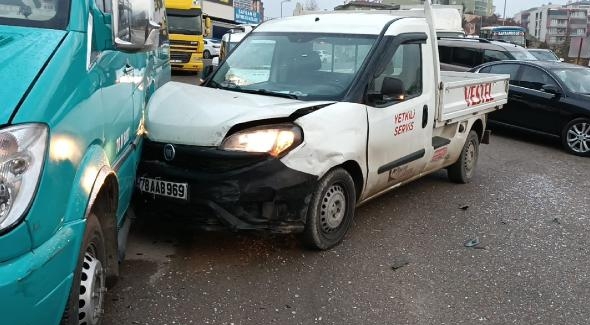 Kamyonet önce otomobile sonra minibüse çarptı: 1 yaralı