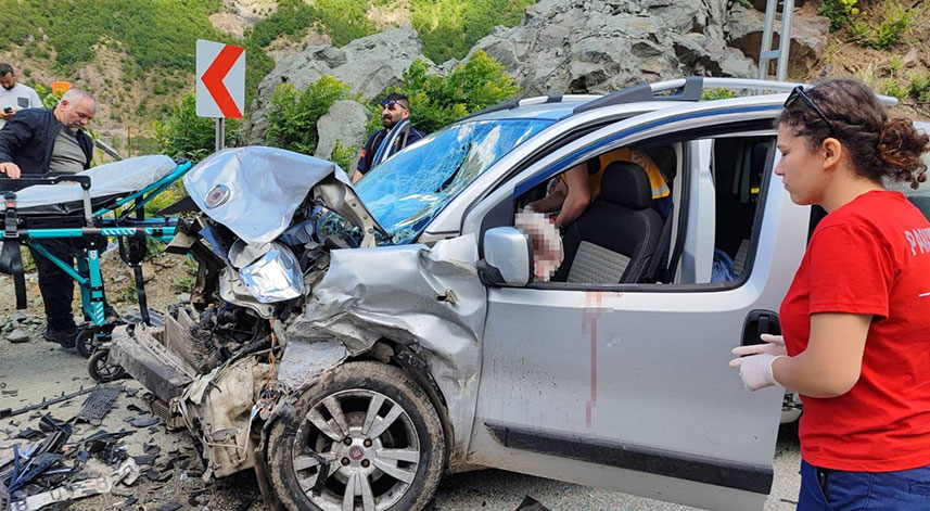 Rize yolunda bayram dönüşü trafik kazası: 8 yaralı