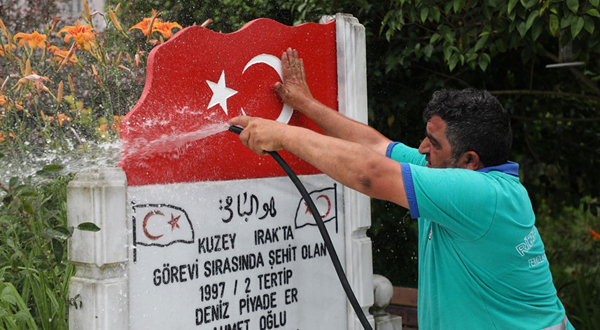 Belediye işçisi 9 yıldır şehit mezarlarının gönüllü bakımını yapıyor