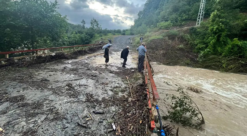 Samsun'un Tekkeköy ilçesinde sağanak, göçük ve toprak kaymasına neden oldu