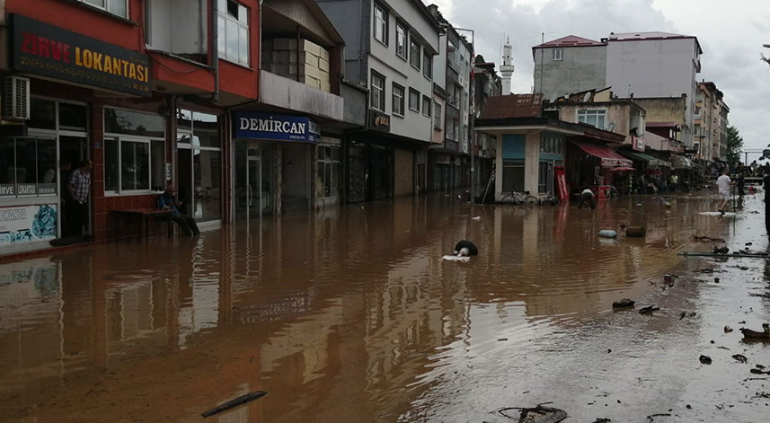 Giresun’un Piraziz ilçesinde Abdal Deresi taştı, ev ve iş yerlerini su bastı