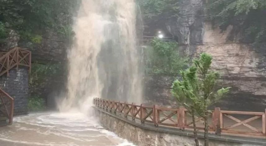 Trabzon Çal Mağarası'na giriş, debisi yükselen şelale nedeniyle kapatıldı