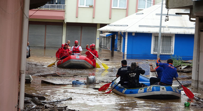 Giresun’un Abdal Deresi taştı, ev ve iş yerlerinde mahsur kalan vatandaşlar botlarla kurtarıldı