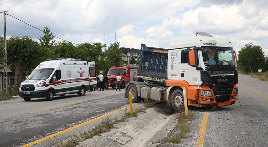 Kastamonu'da kamyonla çarpışan otomobildeki 1 kişi öldü, 1 kişi yaralandı