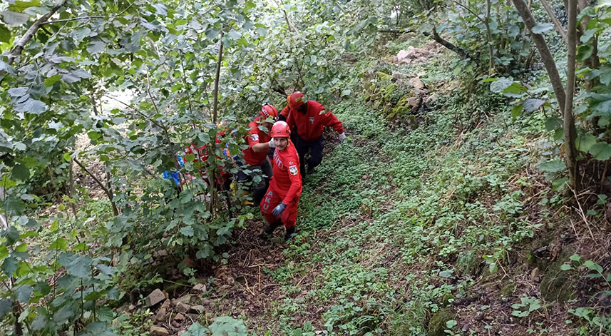 Göçük altında aranan şahsın cansız bedeni olay yerinden 2 km aşağıda dere kenarında bulundu