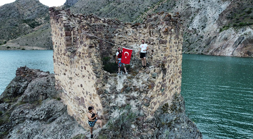 15 Temmuz anısına sular altında kalan kaleye Türk bayrağı asıldı