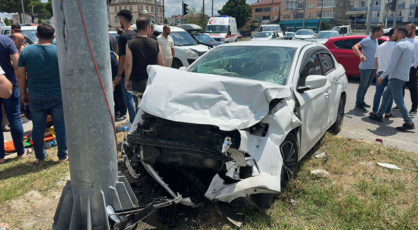 Samsun'da iki otomobilin çarpıştığı kazada 7 kişi yaralandı