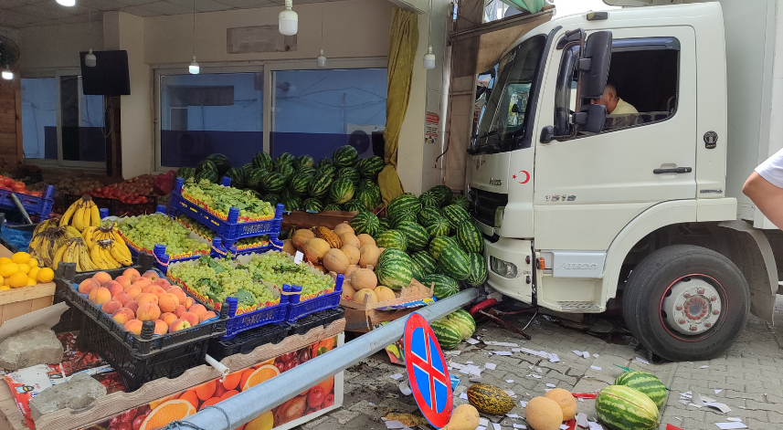 Park halindeyken hareket eden kamyonun çarptığı kişi yaralandı