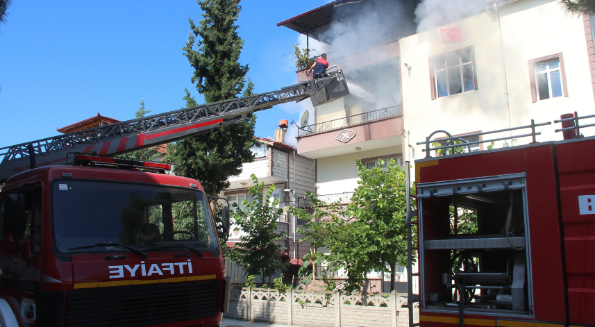 Yangın çıkan ev kullanılamaz hale geldi