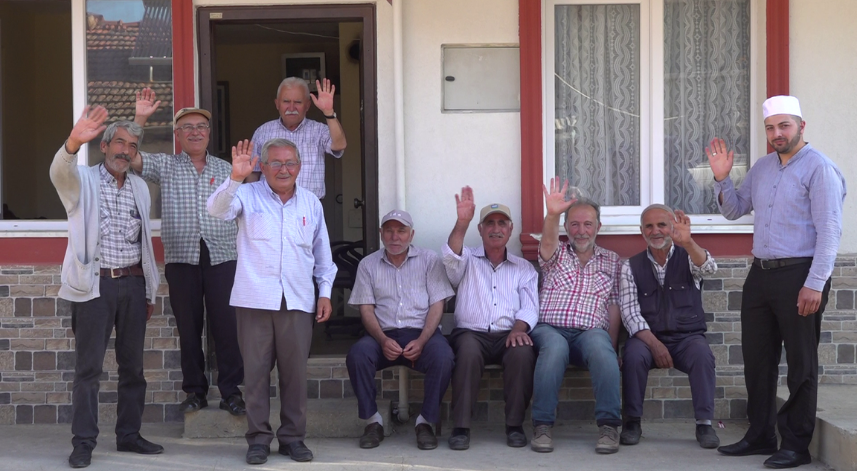 Muhtarlık maaşını kız öğrencilerin eğitimi için harcıyor