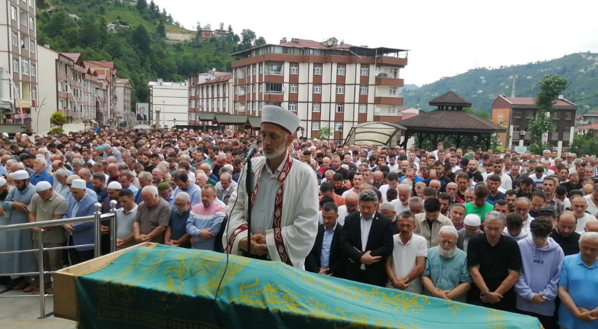 Rize’de bıçaklı saldırıda öldürülen genç son yolculuğuna uğurlandı