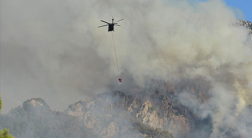 Antalya'nın Kemer ilçesindeki orman yangınına havadan ve karadan müdahale sürüyor