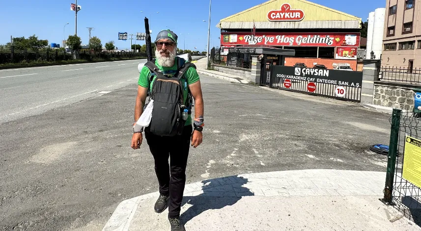 Okuduğu kitaptan etkilenip yürüyerek Türkiye turuna çıkan Kökerer Rize'ye ulaştı