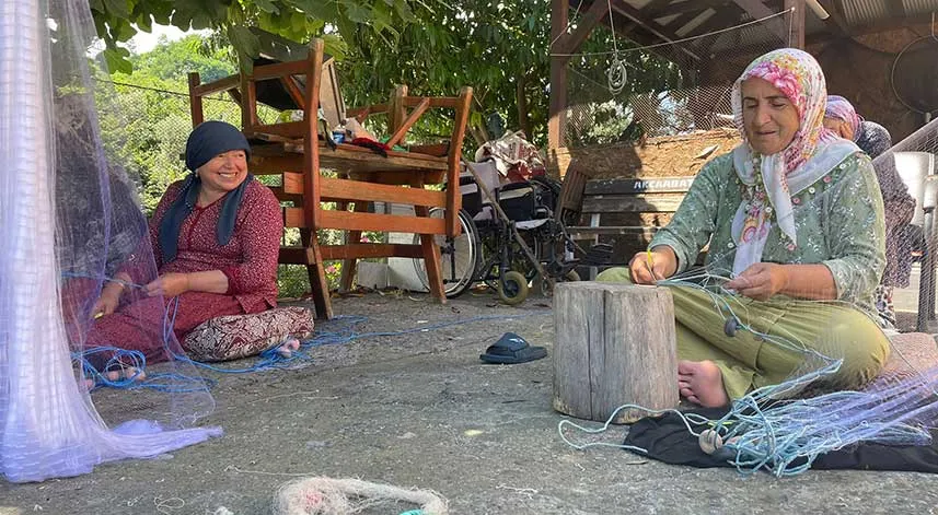 Felçli eşlerinin işine el atan eltiler, ilmek ilmek ağ örüyor