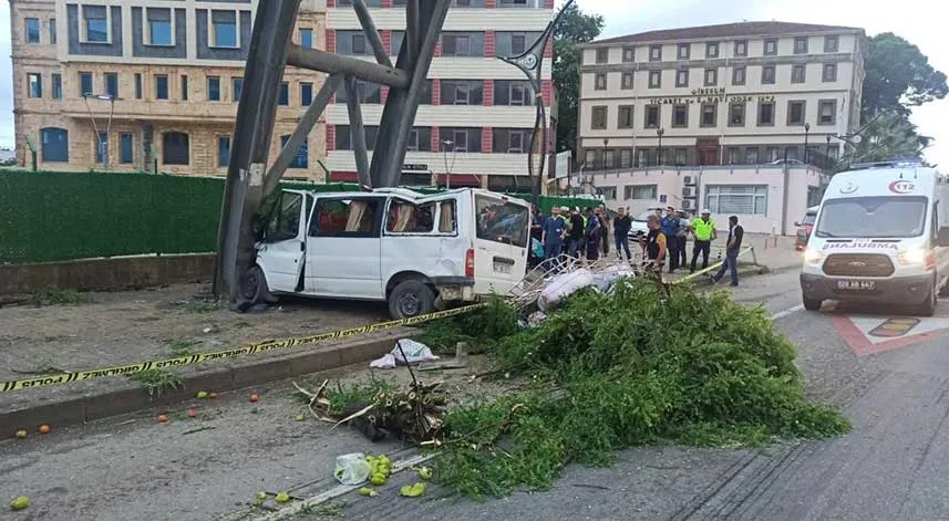 Mevsimlik fındık işçilerini taşıyan minibüs kaza yaptı: 1 ölü, 13 yaralı