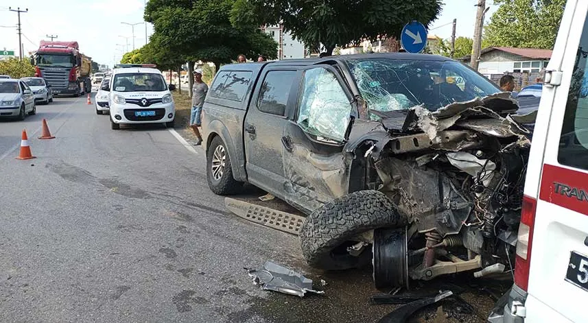 Samsun'da kamyonla çarpışan kamyonetin sürücüsü yaralandı